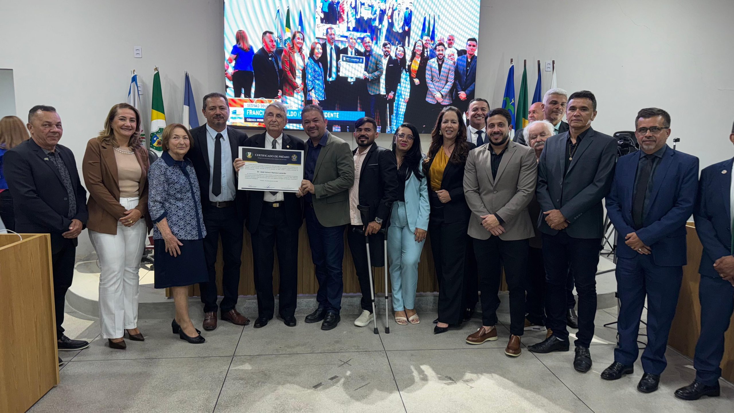 Ex-prefeito Valmir Lacerda é homenageado em sessão conjunta das Câmaras de Vereadores de Araripina e Crato