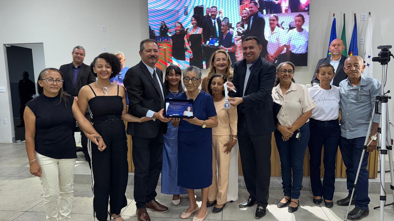 Professores (as) são homenageados com a “Medalha de Honra ao Mérito Docente Professor Vicente Alexandre Alves”